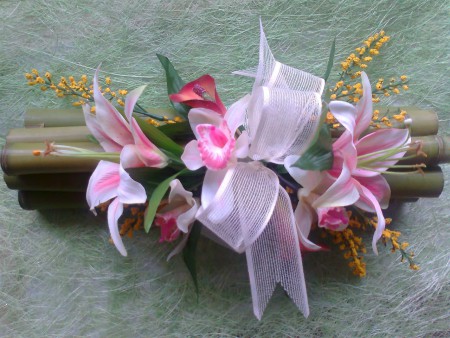 Detalle floral con cañas