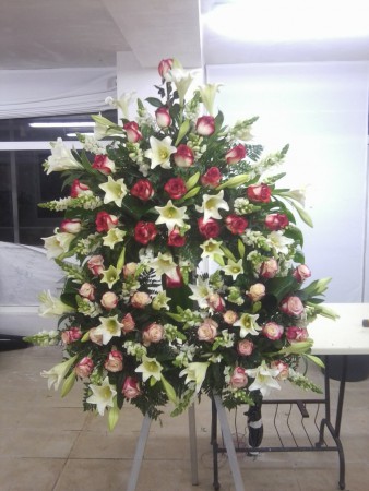 Corona de longifloro,antirrinum y rosas.
